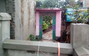 বাড়ীর গেটের সামনে প্রাচীর নিমার্ণে অবরুদ্ধ শরিফের পরিবার